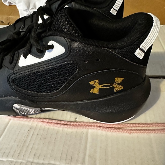 Under Armour Black and White Sneakers Mens size 9 New Without Tags - Picture 2 of 2